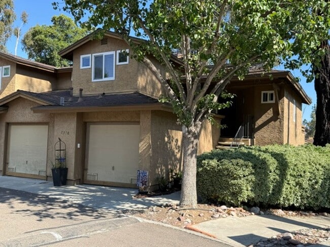Building Photo - Spacious 3 Bedroom 3 Bath Condo with Garage in Desirable Highland Trails Community Unit 142