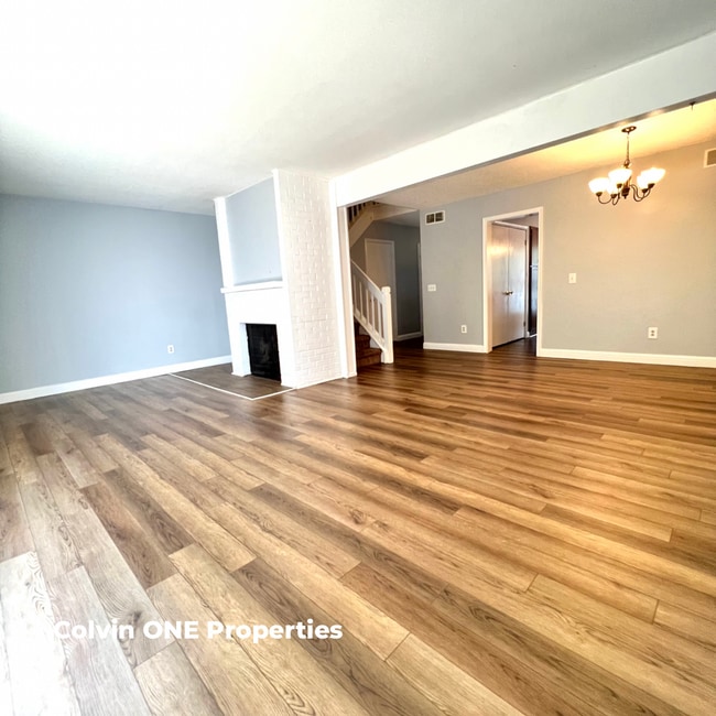 Photo - 303 E Montcastle Dr