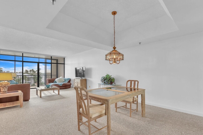 Photo - 11370 12 Oaks Way Unit 412