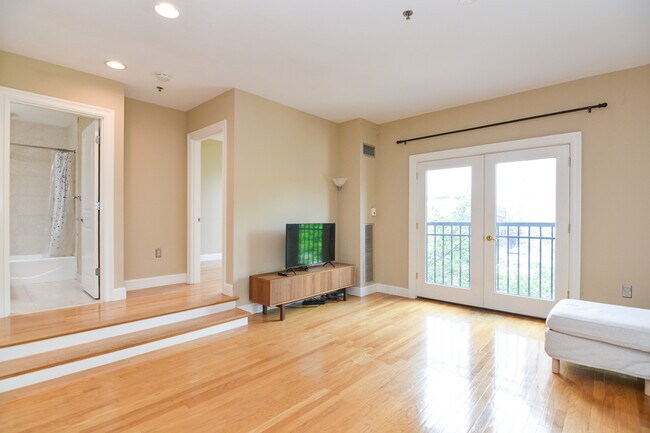 Building Photo - 1723 Washington St Unit 309 Rental