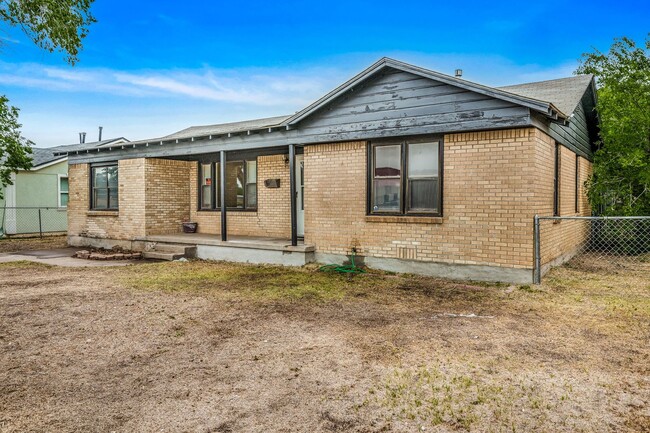 Building Photo - Charming 4-Bed, 2-Bath Home in Southlawn North – 1 Block from Lamar Elementary!
