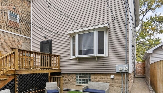 Building Photo - 3227 S Wells St