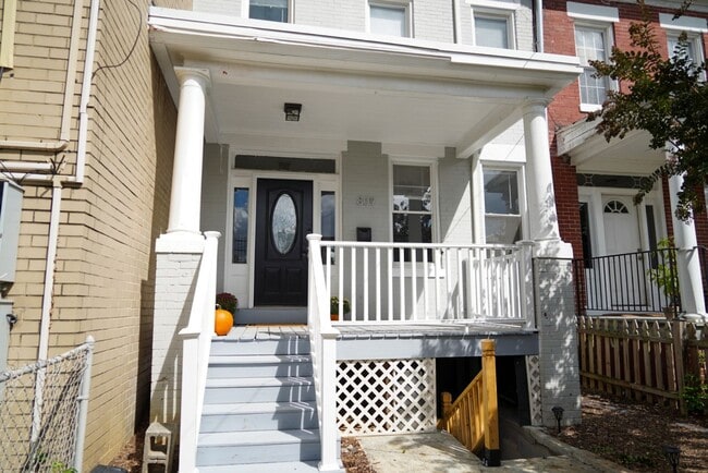 Building Photo - Lovely 4br/2bth home w/parking pad in Petw...
