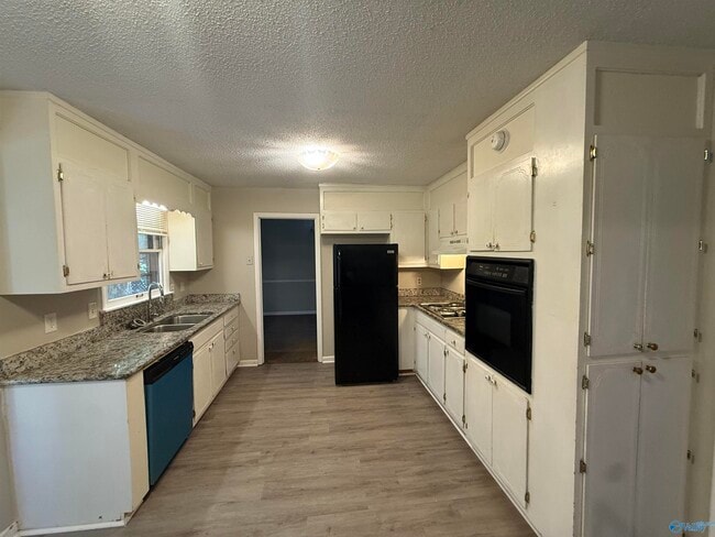 Photo - 723 Versailles Dr SE