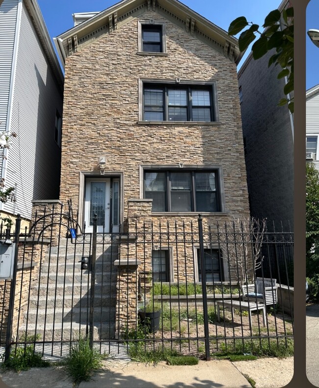 Building Photo - 1522 W Superior St Unit 3