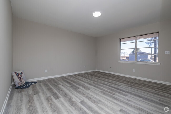 2BR, 1BA - 750SF - Living Area