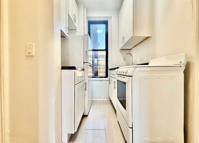 Photo - 2978 E 196th St