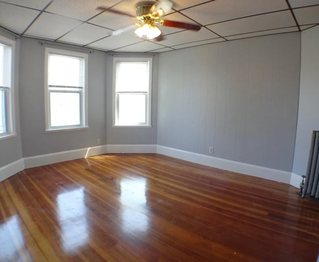 Photo - 102 Saxton St