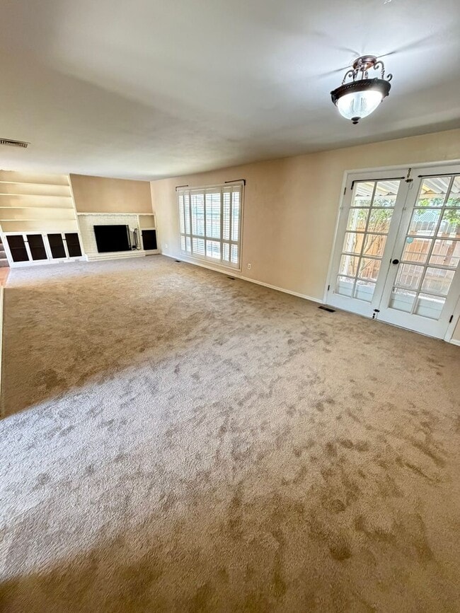 Photo - 550 Carlson Dr