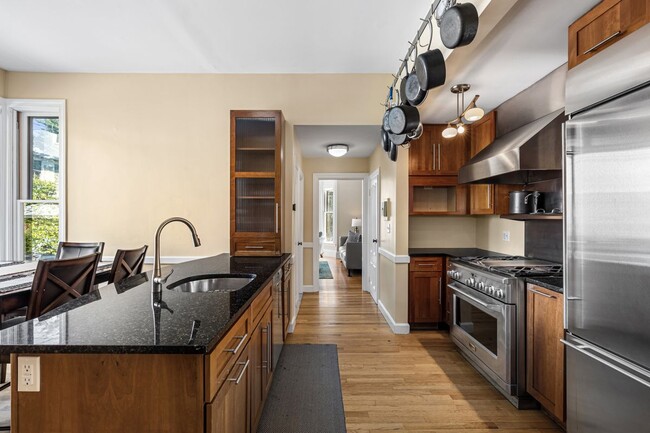 Building Photo - 370 Thayer St Unit 4