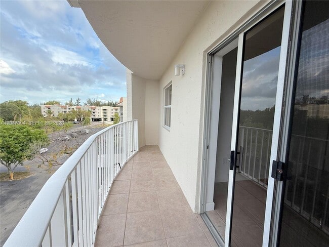 Building Photo - 8260 SW 210th St Unit # 315