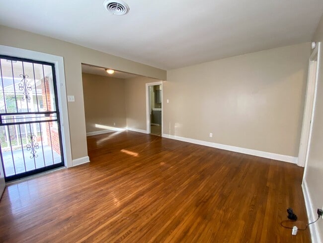 Photo - 1654 Dearing Rd