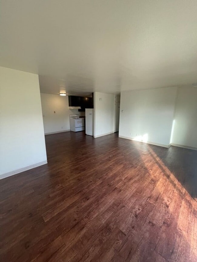 Downstairs 3 bedroom / $250 Smart & Final ... - Downstairs 3 bedroom / $250 Smart & Final ... Apartment Unit 1