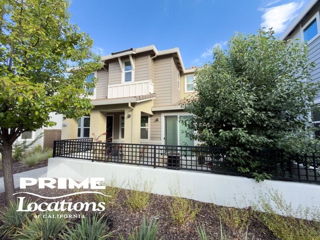 Building Photo - Spacious modern living
