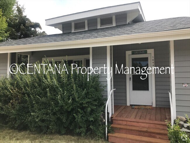 Building Photo - Large home with a huge yard on the West si...