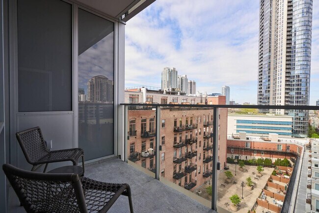 Photo - 360 W Illinois St Unidad ID407384P