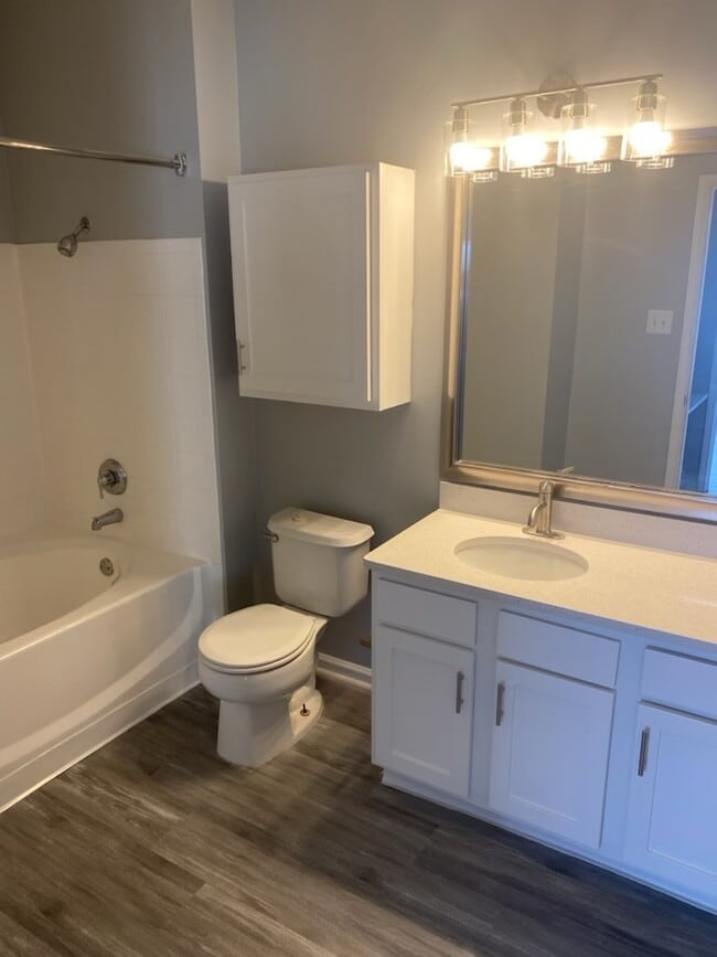 1 BR, 1BA SF950 Bathroom