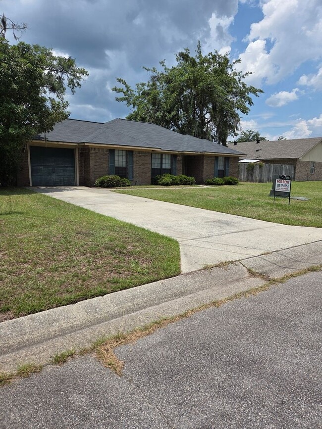 Building Photo - 3 Bedroom 2 bath fenced back yard in a quiet neighborhood!!