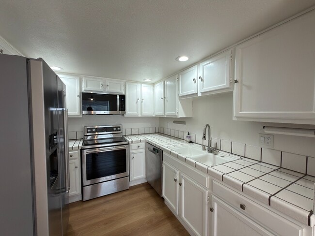 Building Photo - Prime Santa Clara Location | Bright 3BR/2.5BA End-Unit | 2 Primary Suites | Central Heat & AC