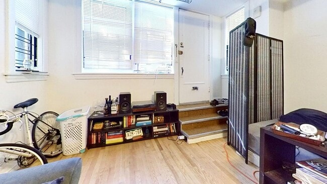 Building Photo - East Lakeview Garden Studio includes Heat Unit 658 G