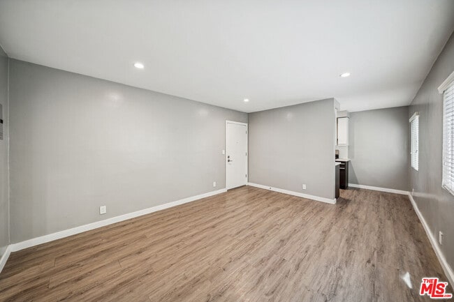 Photo - 252 S New Hampshire Ave Unidad 4