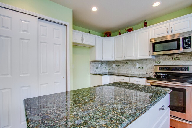 Photo - Impeccable 5 Bedroom Home with Mountain Views