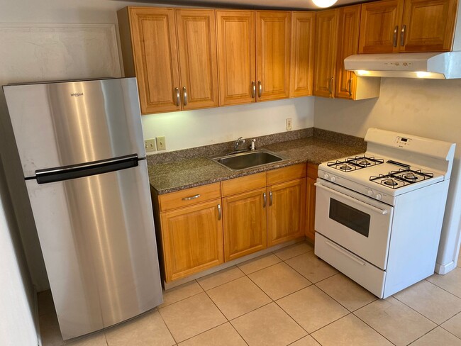 Building Photo - 398 Kanaloa Ave Unit Right side 1/1