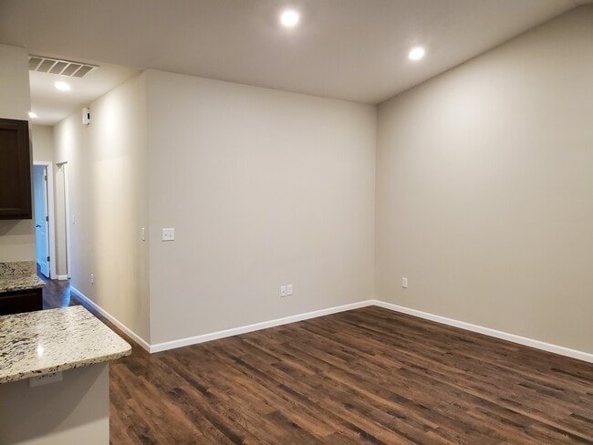 Photo - 416 S Longbranch Dr