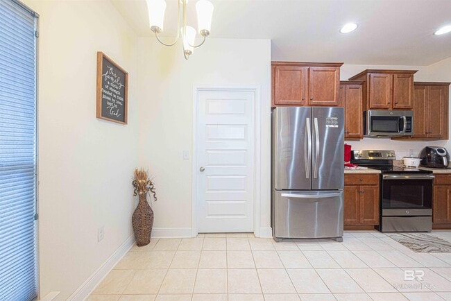 Photo - 1468 Surrey Loop