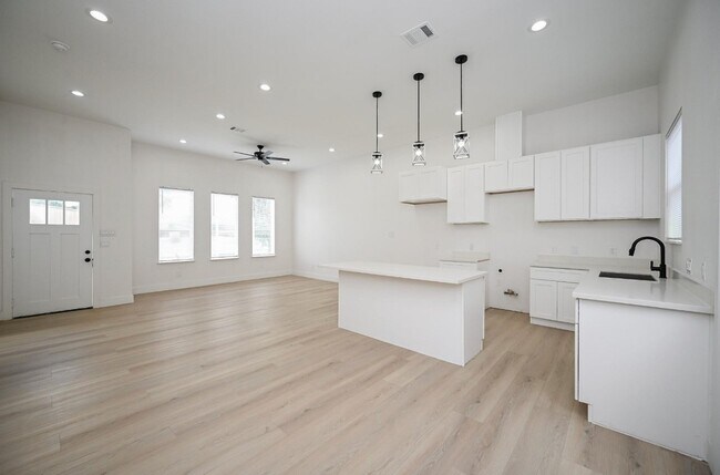 Photo - 8203 Sparta St