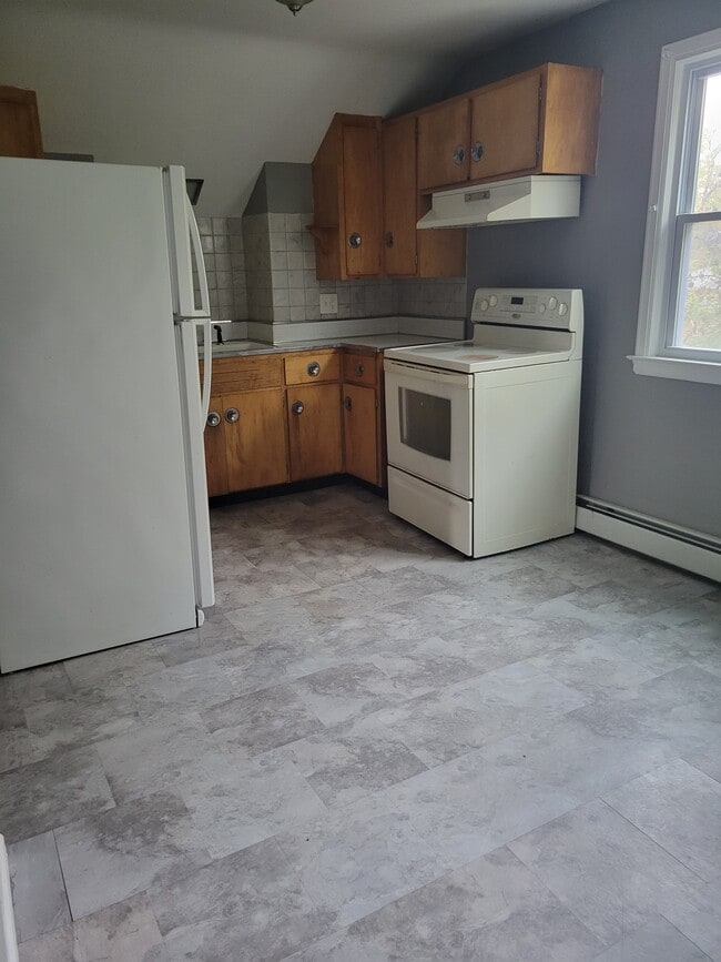 Kitchen & Dining Area - 25 Fernwood Ave Unit Upper