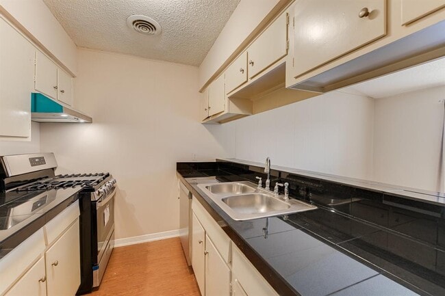 Photo - 610 W 51st St