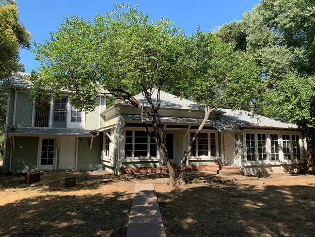 Building Photo - 3 Bedroom plus bonus room! Close to Enloe, CSUC and Downtown