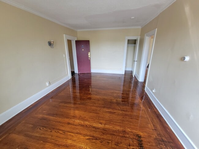 Building Photo - 703 Howard Ave Unit 32