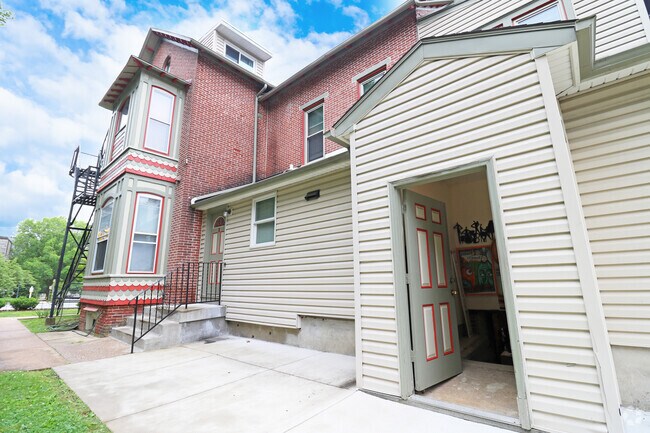 Building Photo - 609 S High St Unit Apt B