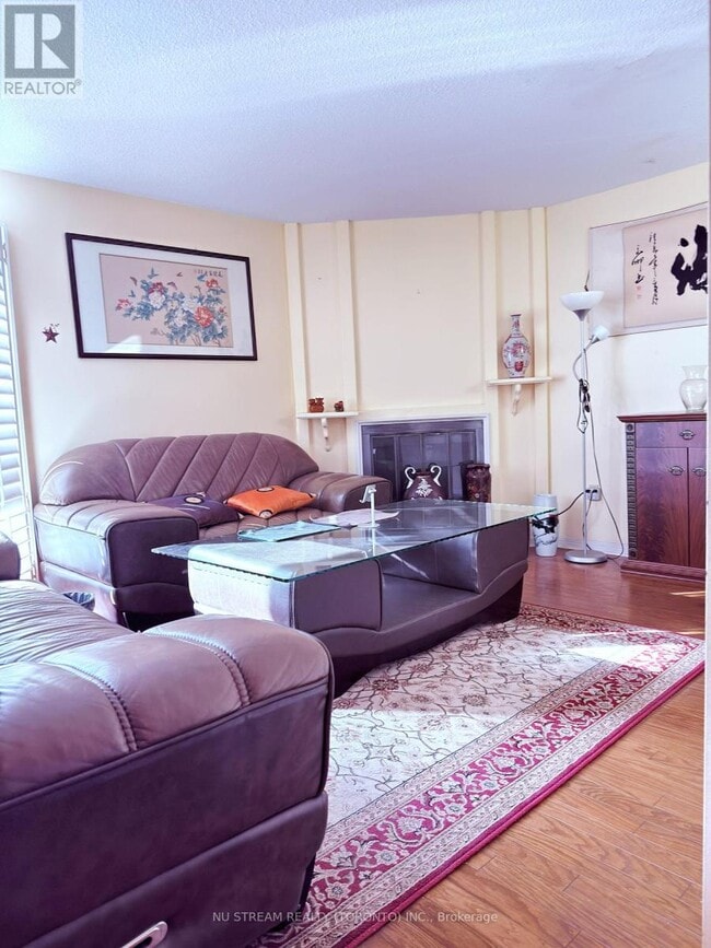 Photo - 653-653 Village Pkwy