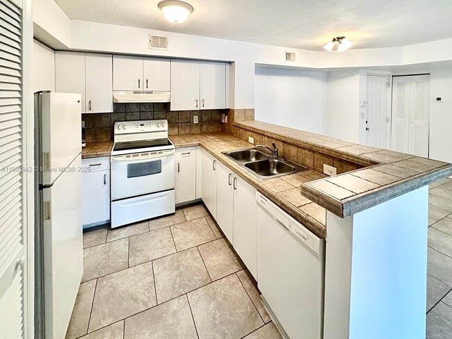 Photo - 1721 Village Blvd Unidad 203