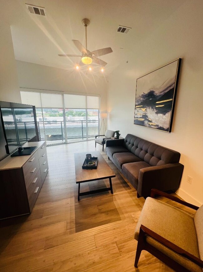 Building Photo - 1100 Peters St