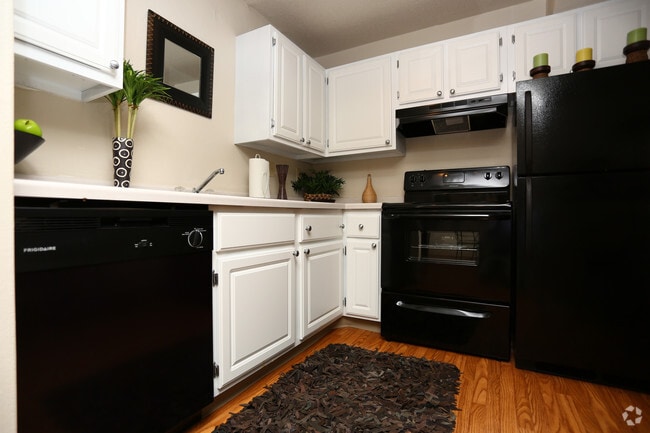 2BR, 1BA - 915 SF
