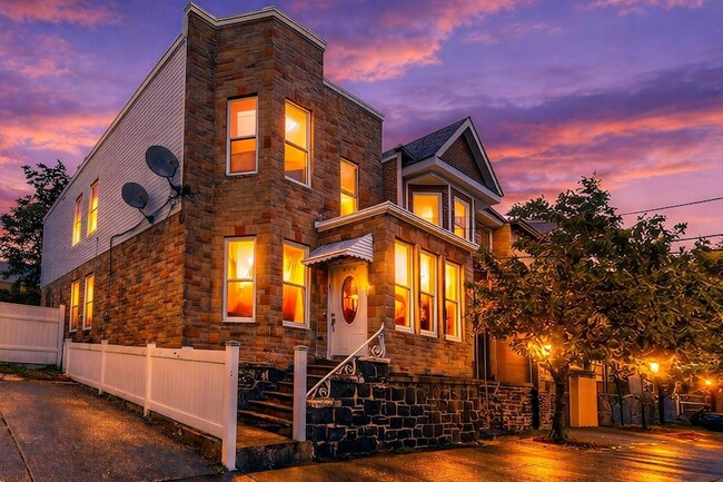 Building Photo - 320 14th St