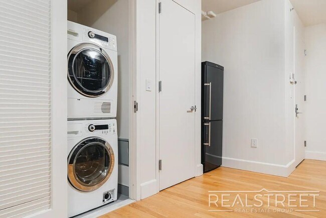 Photo - Stunning, Elegant, 2 Bedroom Right off Lorimer L train, Amazing Roof deck, Gym, Great Location! Unidad 508