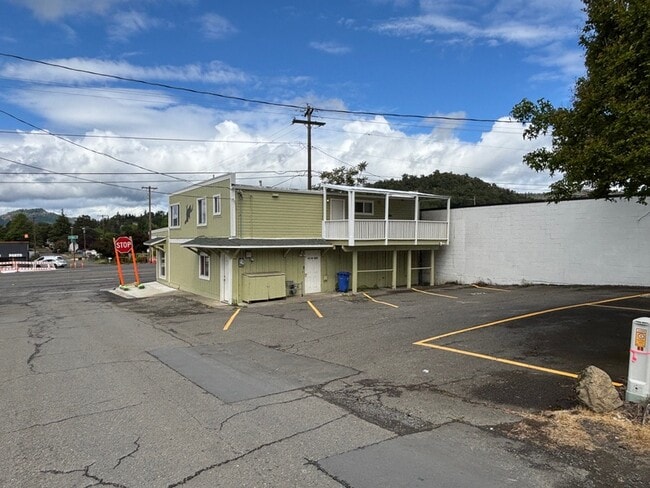 Photo - 133 NE Main St