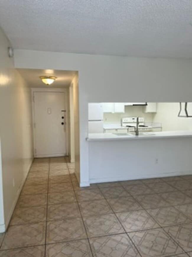 Photo - $300 OFF FIRST MONTHS RENT! Tampa Racquet Club! Unidad 310