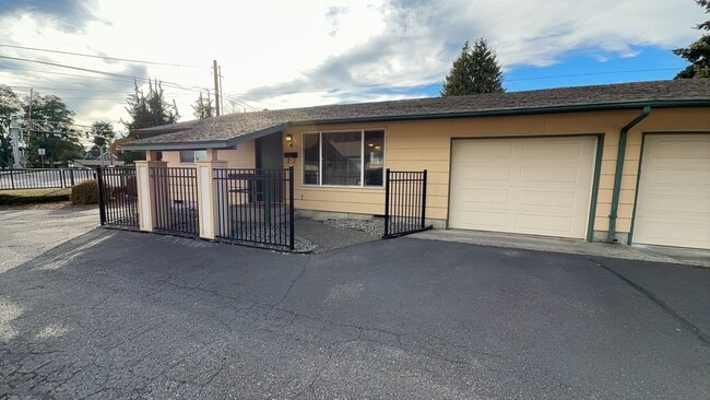 Building Photo - upgraded 2 bedroom 1 bath condo in downtow... Unit #4