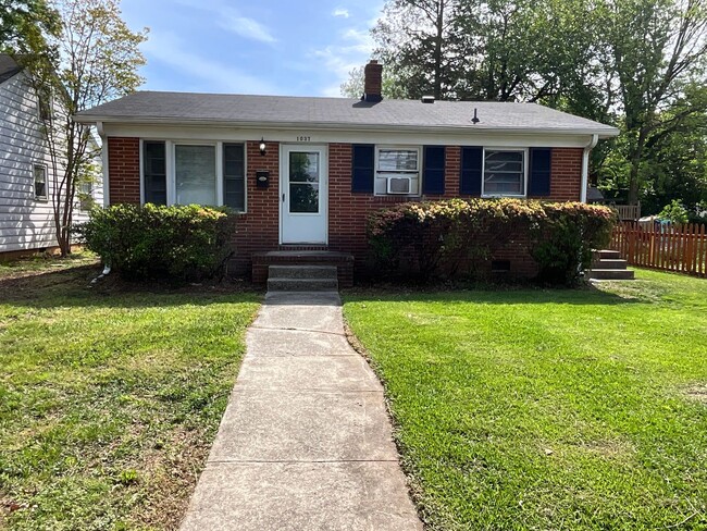 Lovely 2 Bed, 1 Bath Brick Ranch near UNC-... - Lovely 2 Bed, 1 Bath Brick Ranch near UNC-... Casa