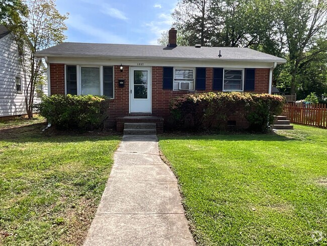Building Photo - Lovely 2 Bed, 1 Bath Brick Ranch near UNC-... Rental