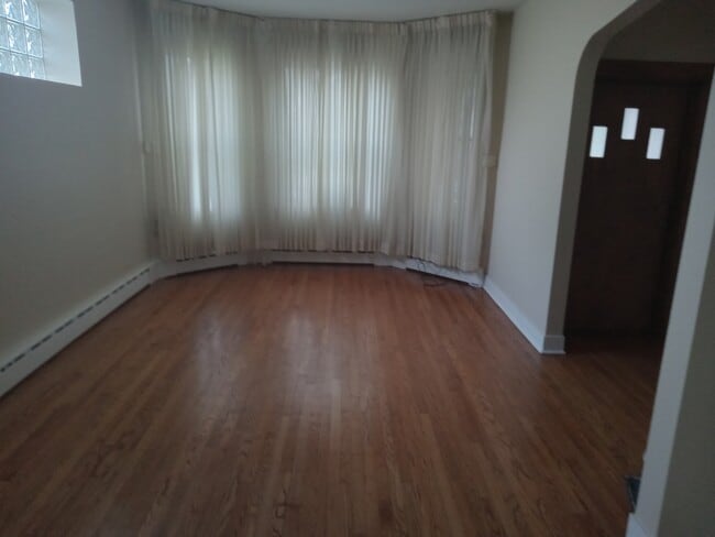 Building Photo - 5026 W Hutchinson St Unit 1