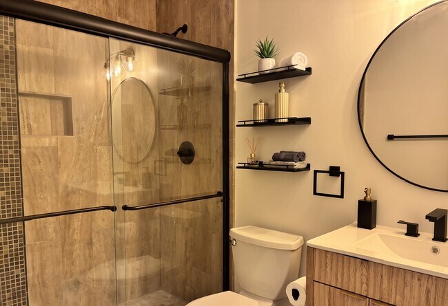 Segundo baño reformado - 2206 Huntingdon Chase Unidad 2206
