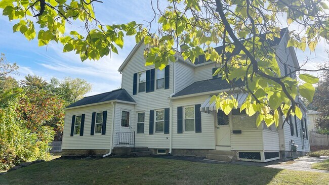 Photo - Gorgeous 3BR 1 Bathroom in Leominster - HOT