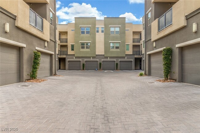 Building Photo - 11257 Rainbow Peak Ave Unit 208